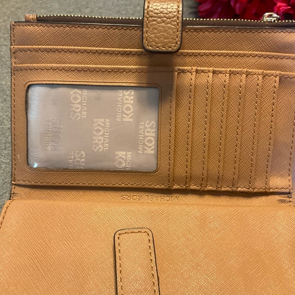 Michael Kors wallet - Picture 2 of 9